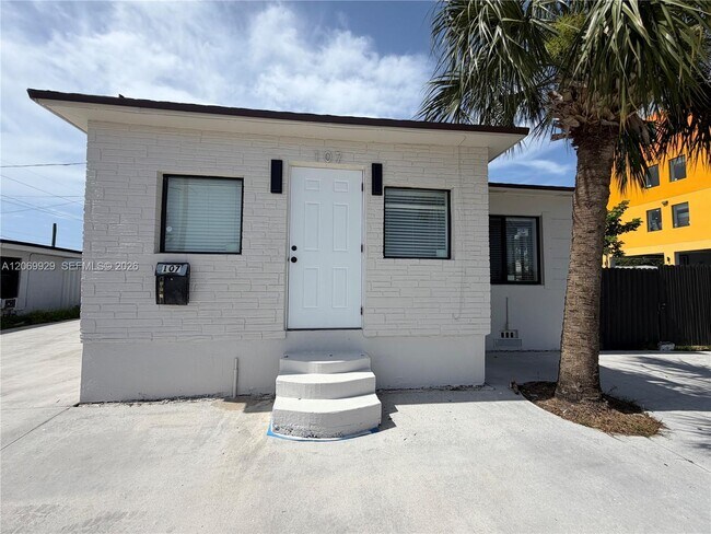 Building Photo - 107 W Pembroke Rd