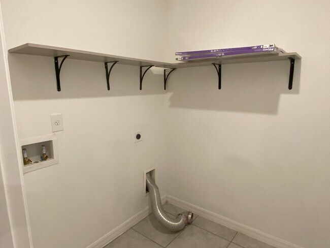 Building Photo - 3 Bedroom 2 Bath Home in Orchid Terrace for RENT!