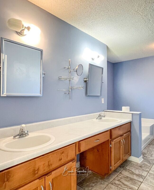 Building Photo - 2634 Southern Oaks Dr