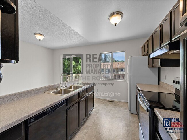 Building Photo - 412 Towhee St