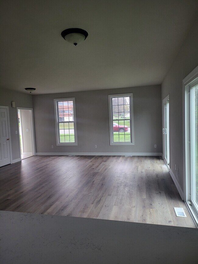 Building Photo - 6188 Sheridan Dr