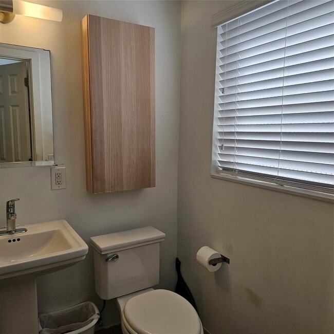 Building Photo - 1354 Bayview Dr