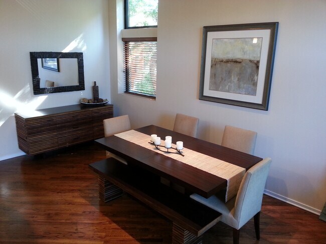 Building Photo - 2012 W St Paul Ave