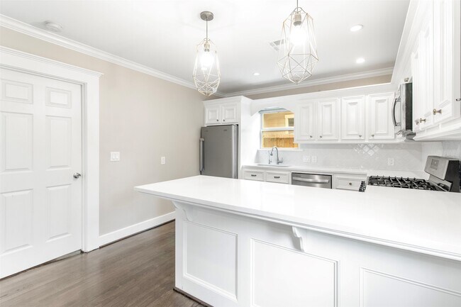 Building Photo - 814 E 23rd St