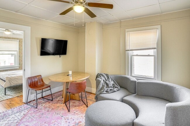 Building Photo - Renovated 2 Bedroom + Den w/ Private Garden Access