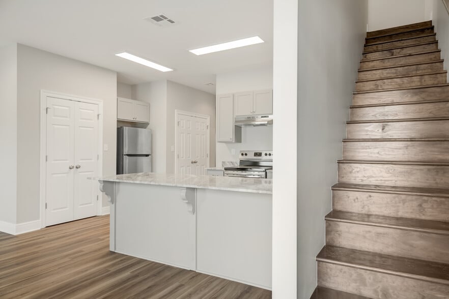 Building Photo - 139 Iberia St