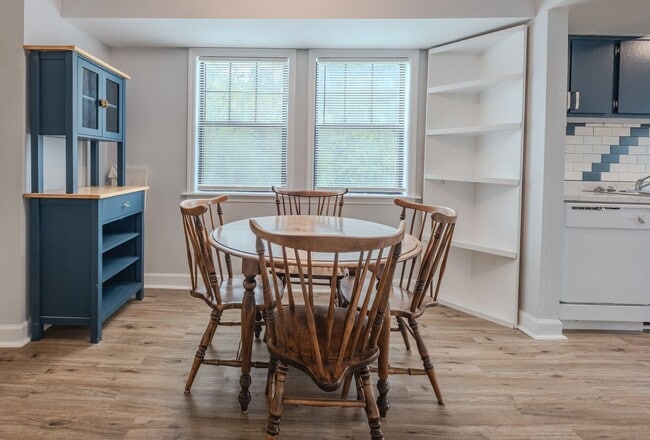 Building Photo - ***HALF OFF 1st Months Rent If Leased by 8/1/2026*** Fully Furnished 2BR/2.5BA Townhome Near UGA ...