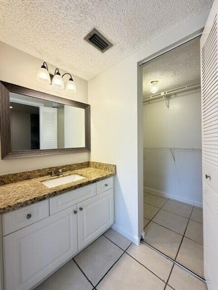 Building Photo - 3050 Norwood Pl