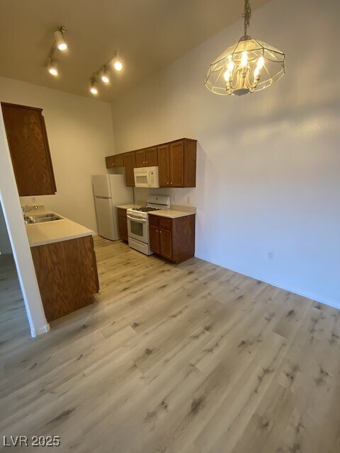 Building Photo - 2305 W Horizon Ridge Pkwy