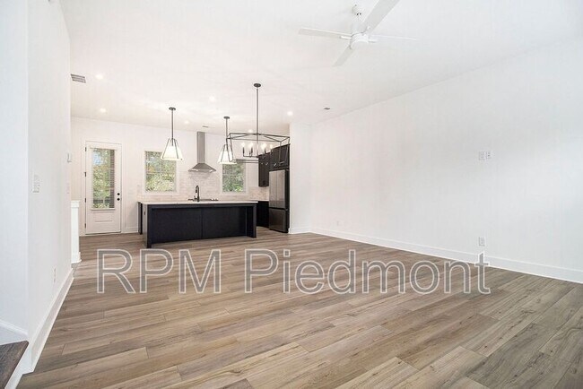 Building Photo - 205 Firefly Cir