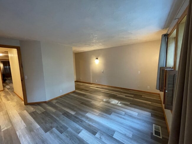 Building Photo - Beautifully updated 2 bedroom 2 bath house!