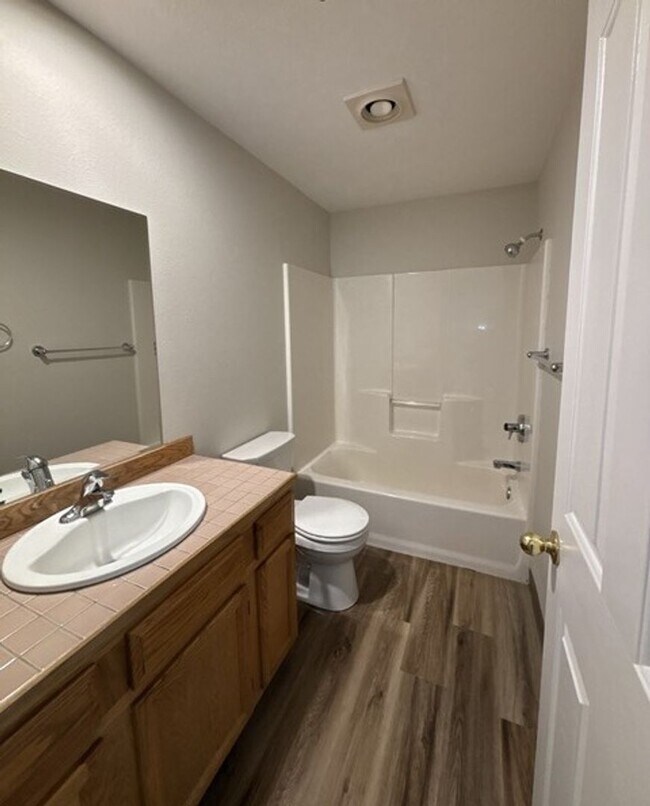 Building Photo - 3Bd/2Ba Single Story House - Available to View!