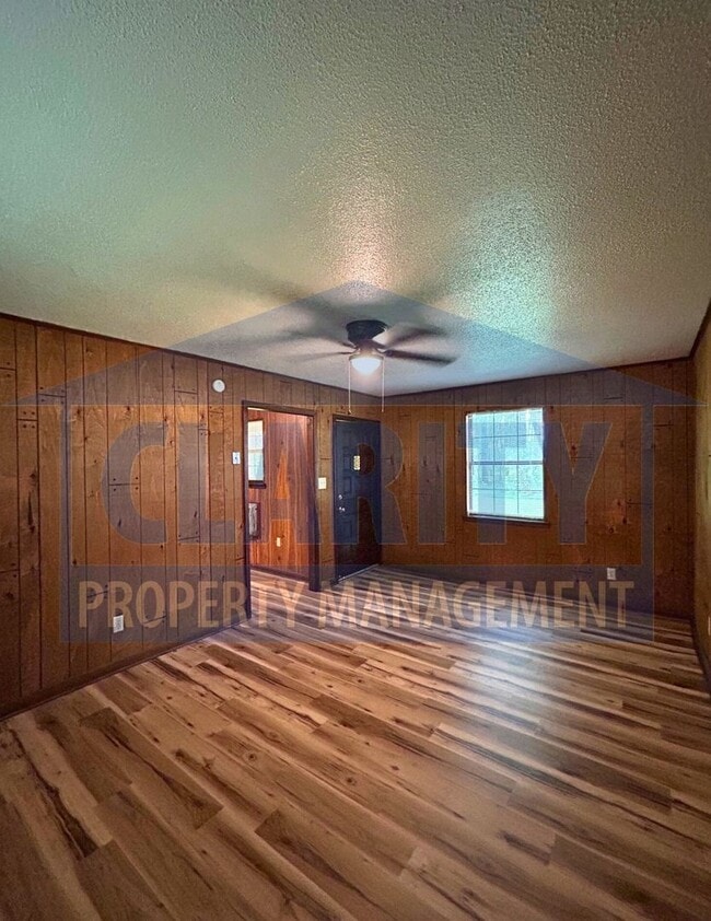 Building Photo - Super cute one bedroom cottage!