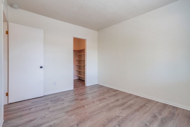 Building Photo - Downtown Vista Townhome, Available Now!