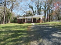 Building Photo - Charming Brick Ranch in a Convenient Lincolnton Location!