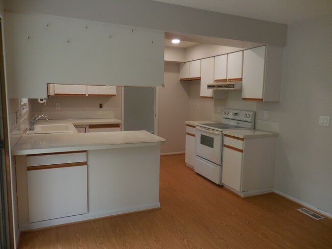 Building Photo - 9908 SW 29th Pl