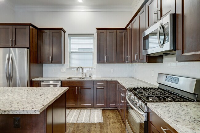 Building Photo - 946 W 24th St