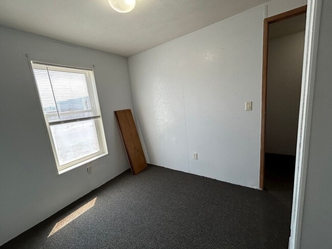Building Photo - 3 Bedroom 2 Bath Trailer for Rent