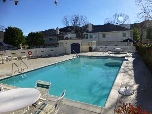 Building Photo - Beautiful 2-Bedroom Upper Corner Unit Townhome in Stevenson Ranch!