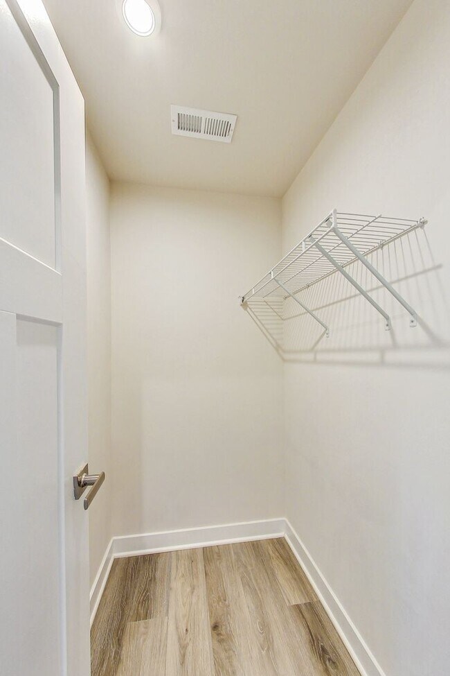 Building Photo - Meticulously Maintained 3 bedroom, 2.5 bat...