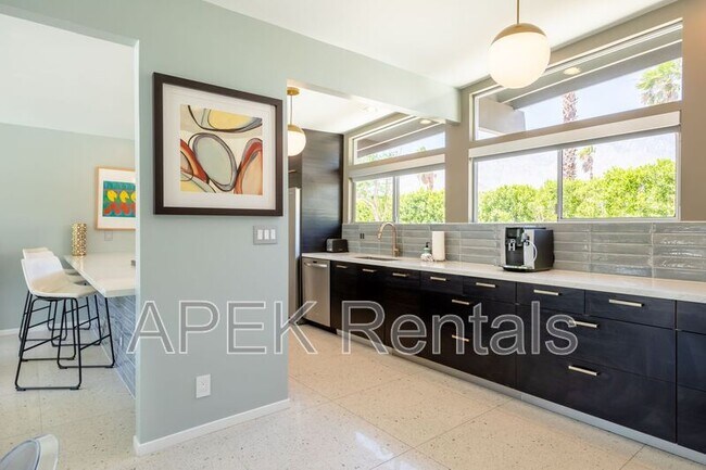 Building Photo - 2204 W Acacia Rd