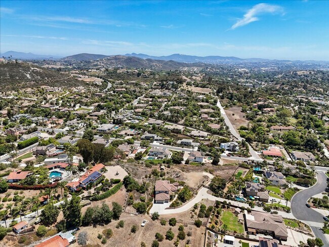 Building Photo - Vista Panoramic View 6 Bedroom 4.5 Bathroom Home for Rent