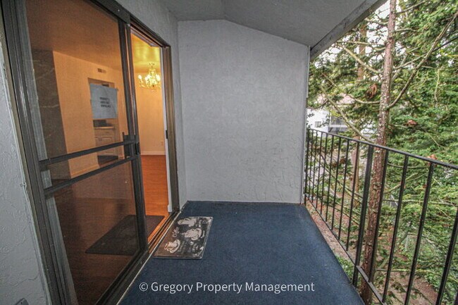 Building Photo - Excellent value in this updated 2 bedroom condo. Easy walk to Juanita beach waterfront park and t...