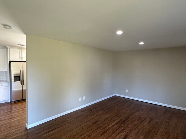 Building Photo - 536 Hampton Ave