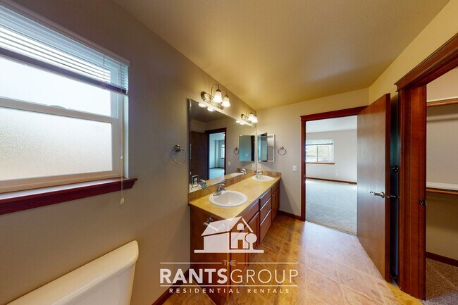 Building Photo - Spacious and Versatile Home in Sought-Afte...