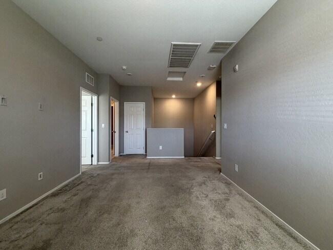 Building Photo - GATED 3 BED 3 BATH 2 CAR GARAGE TOWNHOUSE W/ BED AND BATH DOWNSTAIRS + LOFT & YARD. COMMUNITY FEA...