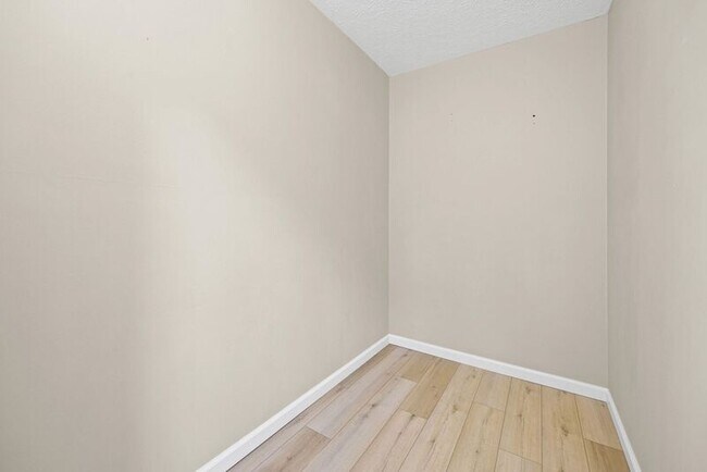 Building Photo - 14 Elm St