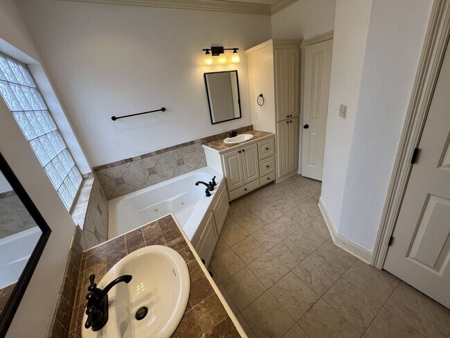 Building Photo - 7335 Oak View Dr.