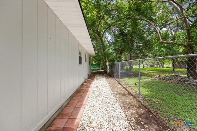 Building Photo - 761 Whippoorwill Dr