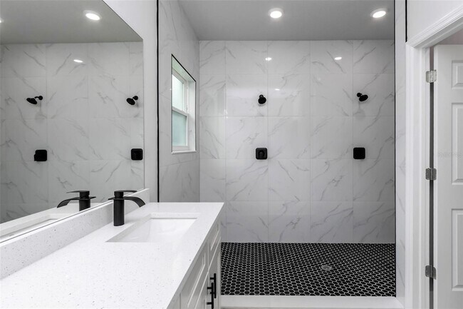 Building Photo - 7911 N Pocono Dr