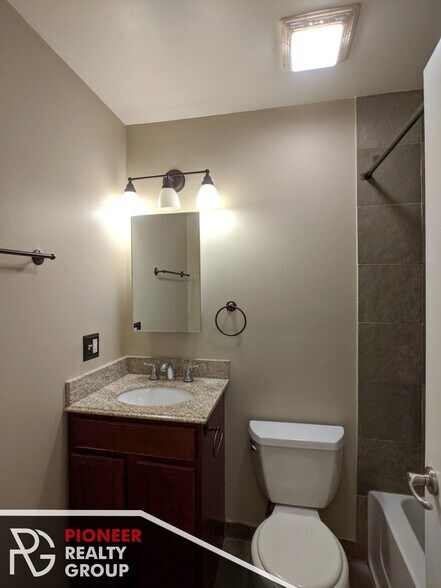 Building Photo - 643 W Wrightwood Ave