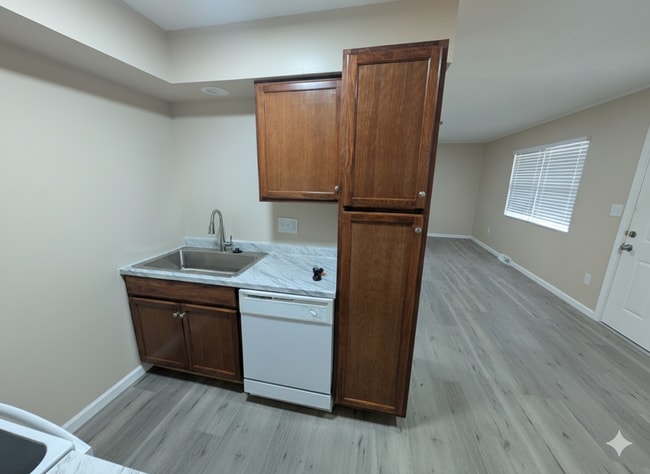 Building Photo - 407 Holiday Dr