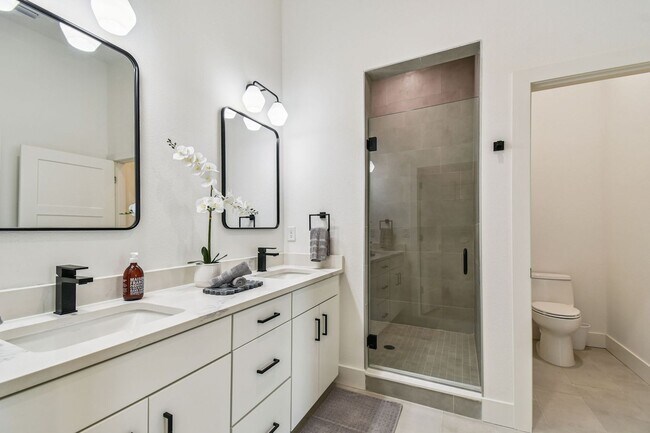 Building Photo - A charming coastal townhouse, just minutes from downtown St. Pete!