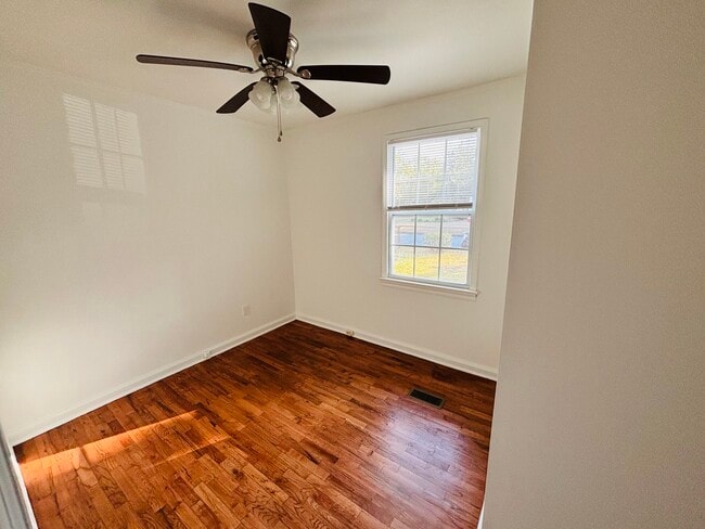 Building Photo - 1312 E 60th St