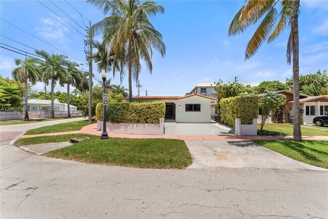Building Photo - 1221 Biarritz Dr