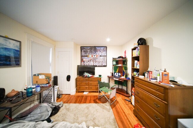 Building Photo - 5-bed, 2.5 bath Allston Apt Near the T!