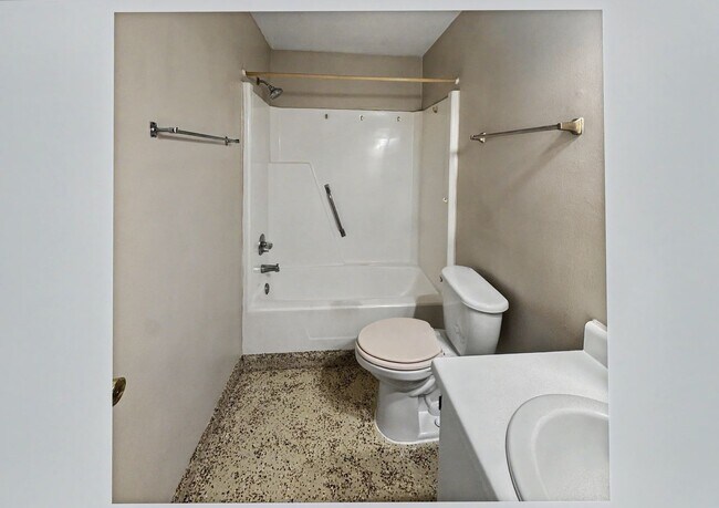 Building Photo - 5916 Aftonshire Dr
