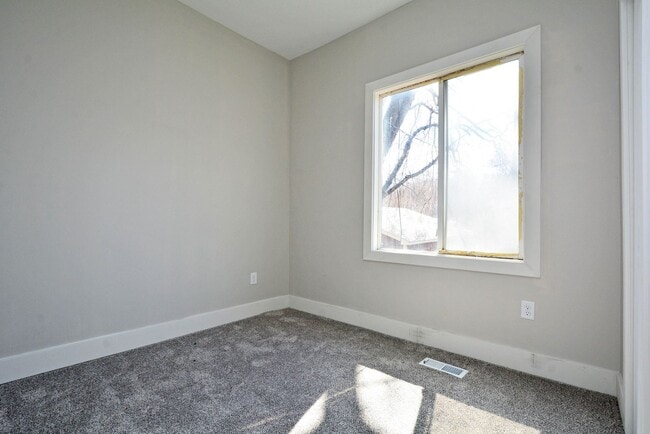 Building Photo - 294 Winifred St E