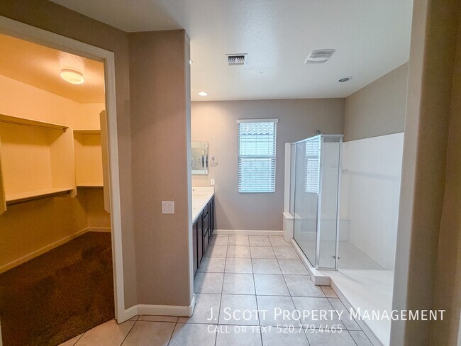 Building Photo - 9411 W Oregon Ave