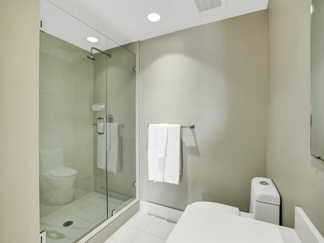 Building Photo - 2602 E Hallandale Beach Blvd