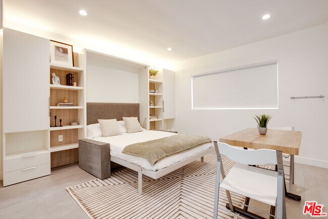 Building Photo - 1313 Ocean Front Walk