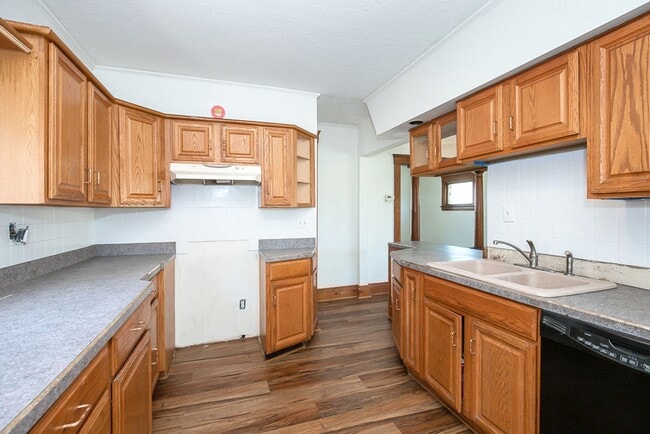 Building Photo - 3 BED 1 BATH BEAUTIFUL SINGLE FAMILY HOME ...