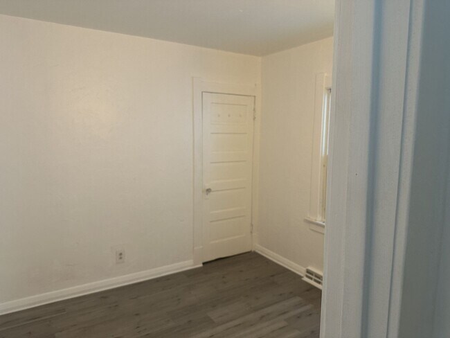 Building Photo - Three Bedroom House in Toledo