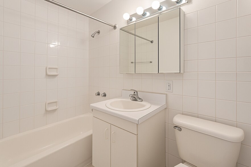Building Photo - 310 E 81st St