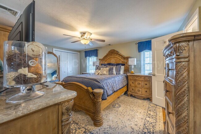 Building Photo - 4 Trotwood Dr