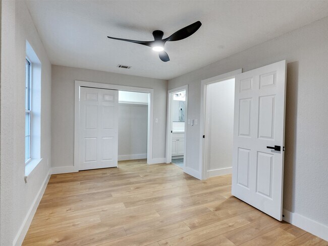 Building Photo - 7016 Delesandri Dr